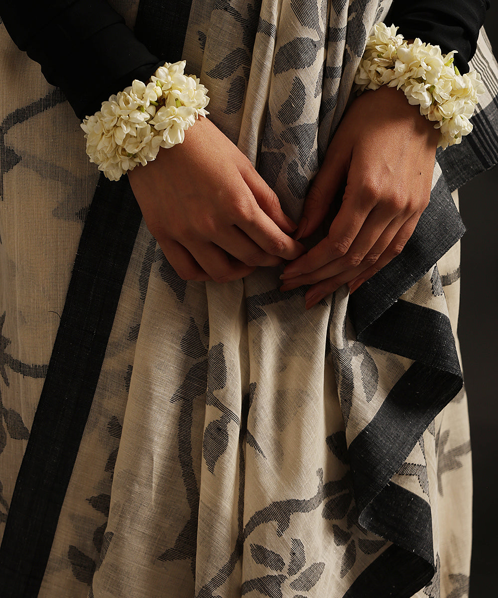 Handloom_Beige_Cotton_Muslin_Dhakai_Jamdani_Saree_With_Black_Flowers_And_Leaves_WeaverStory_05