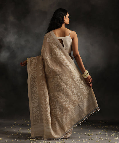 Handloom_Beige_Pure_Tusser_Munga_Dhakai_Jamdani_Saree_With_All_Over_White_Leaves_WeaverStory_03