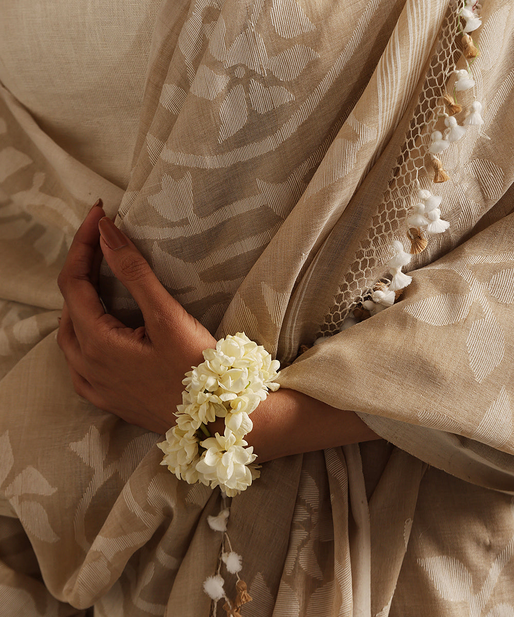 Handloom_Beige_Pure_Tusser_Munga_Dhakai_Jamdani_Saree_With_All_Over_White_Leaves_WeaverStory_05