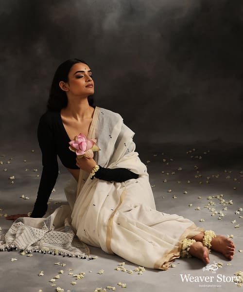 Offwhite_Handloom_Mercerised_Cotton_Jamdani_Saree_With_Pyramids_On_Pallu_WeaverStory_01