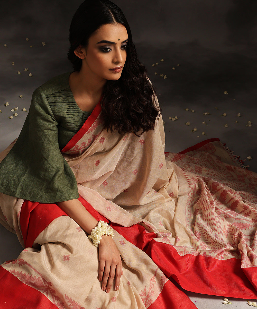Beige_Handloom_Malmal_Dhakai_Jamdani_Saree_With_Red_Weave_WeaverStory_01