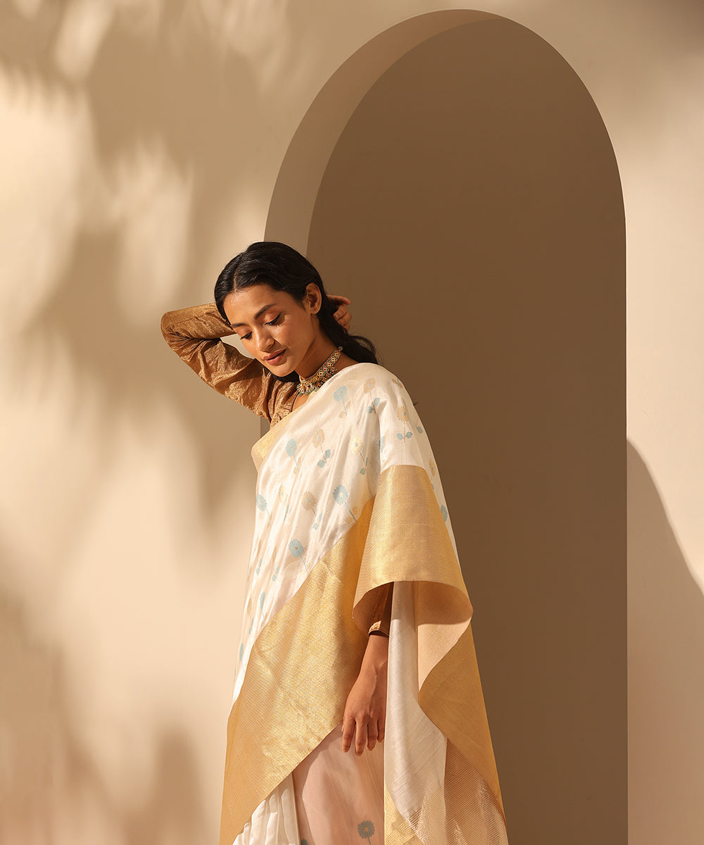 Handloom_Offwhite_And_Powder_Blue_Pure_Chanderi_Silk_Saree_With_Broad_Border_WeaverStory_01