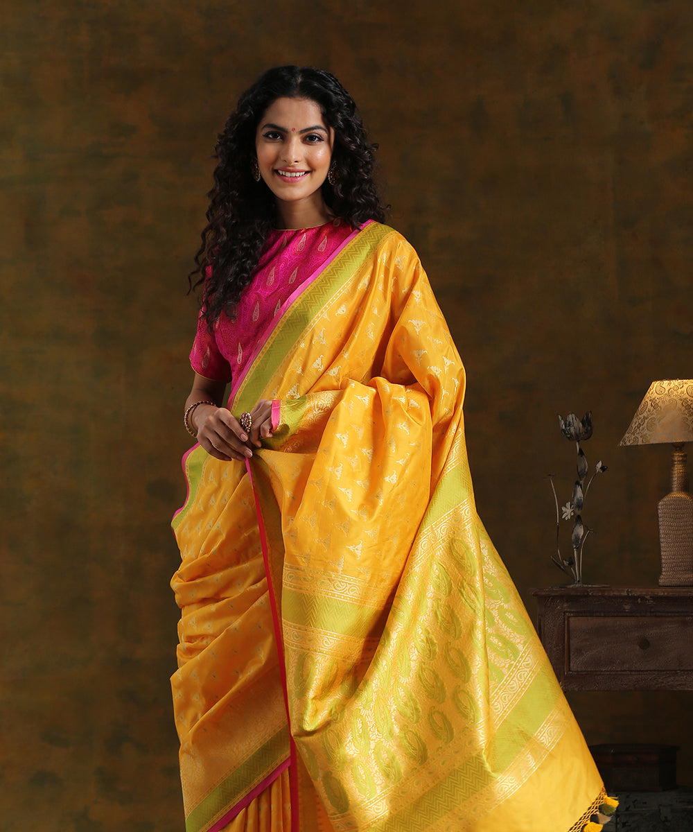 Handloom_Yellow_Pure_Katan_Silk_Banarasi_Saree_with_Gold_Booti_Pink_Green_Border_WeaverStory_01