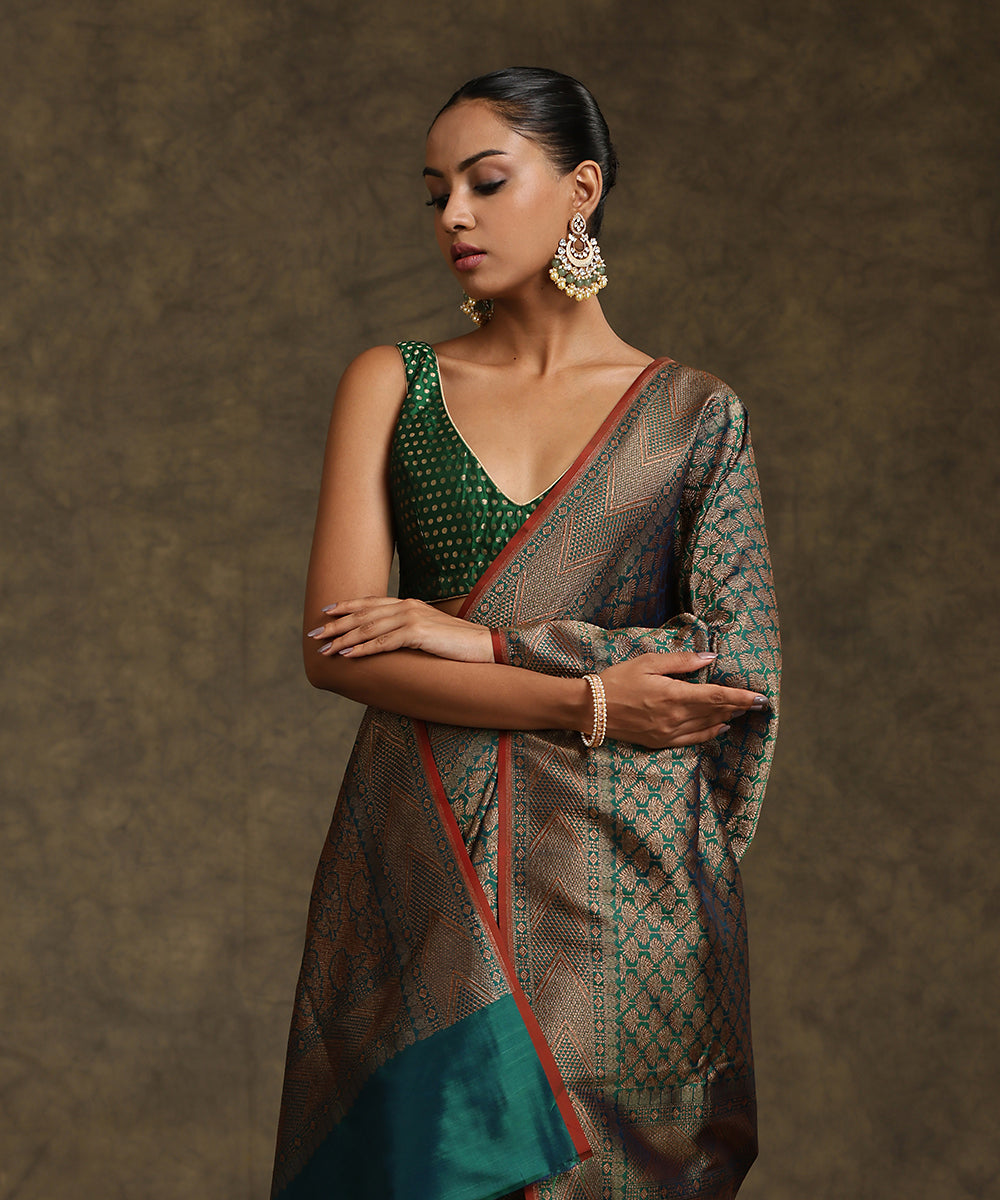 Green_Double_Shade_Handloom_Pure_Katan_Silk_Kimkhab_Banarasi_Saree_With_Maroon_Selvedge_WeaverStory_01