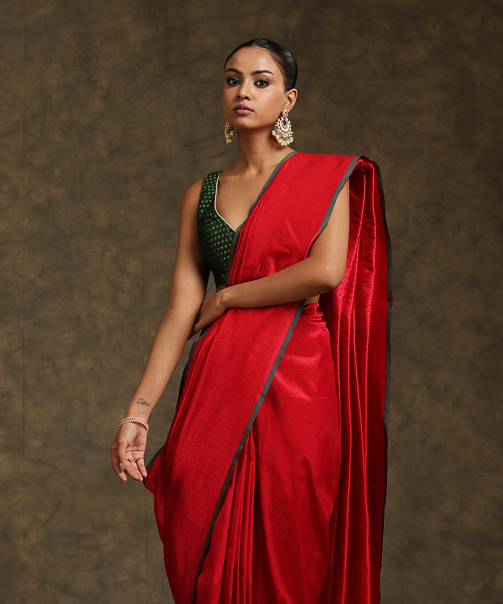 Magenta_Handloom_Pure_Katan_Silk_Tanchoi_Banarasi_Saree_With_Magenta_Resham_Work_WeaverStory_01