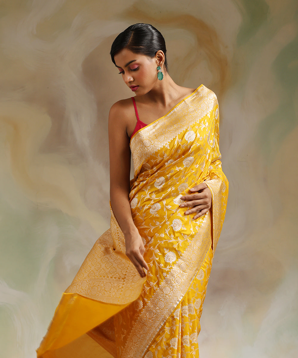 Mustard_Handloom_Pure_Katan_Silk_Banarasi_Saree_With_All_Over_Sona_Rupa_Cutwork_Jaal_WeaverStory_01