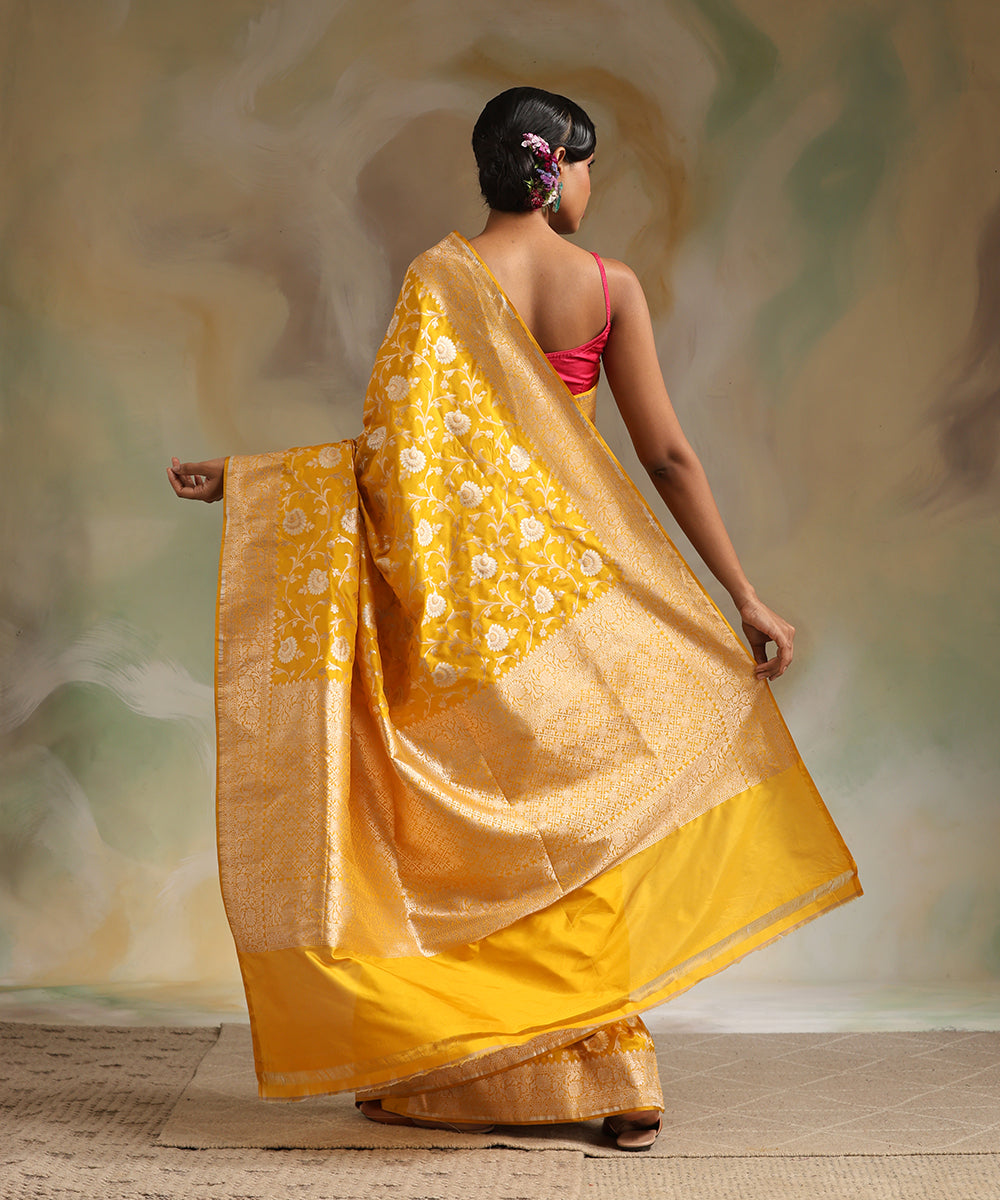 Mustard_Handloom_Pure_Katan_Silk_Banarasi_Saree_With_All_Over_Sona_Rupa_Cutwork_Jaal_WeaverStory_03