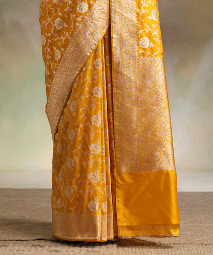 Mustard_Handloom_Pure_Katan_Silk_Banarasi_Saree_With_All_Over_Sona_Rupa_Cutwork_Jaal_WeaverStory_04