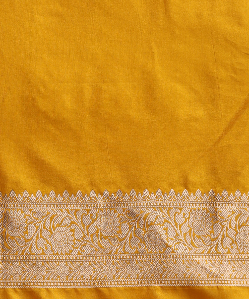 Mustard_Handloom_Pure_Katan_Silk_Banarasi_Saree_With_All_Over_Sona_Rupa_Cutwork_Jaal_WeaverStory_05