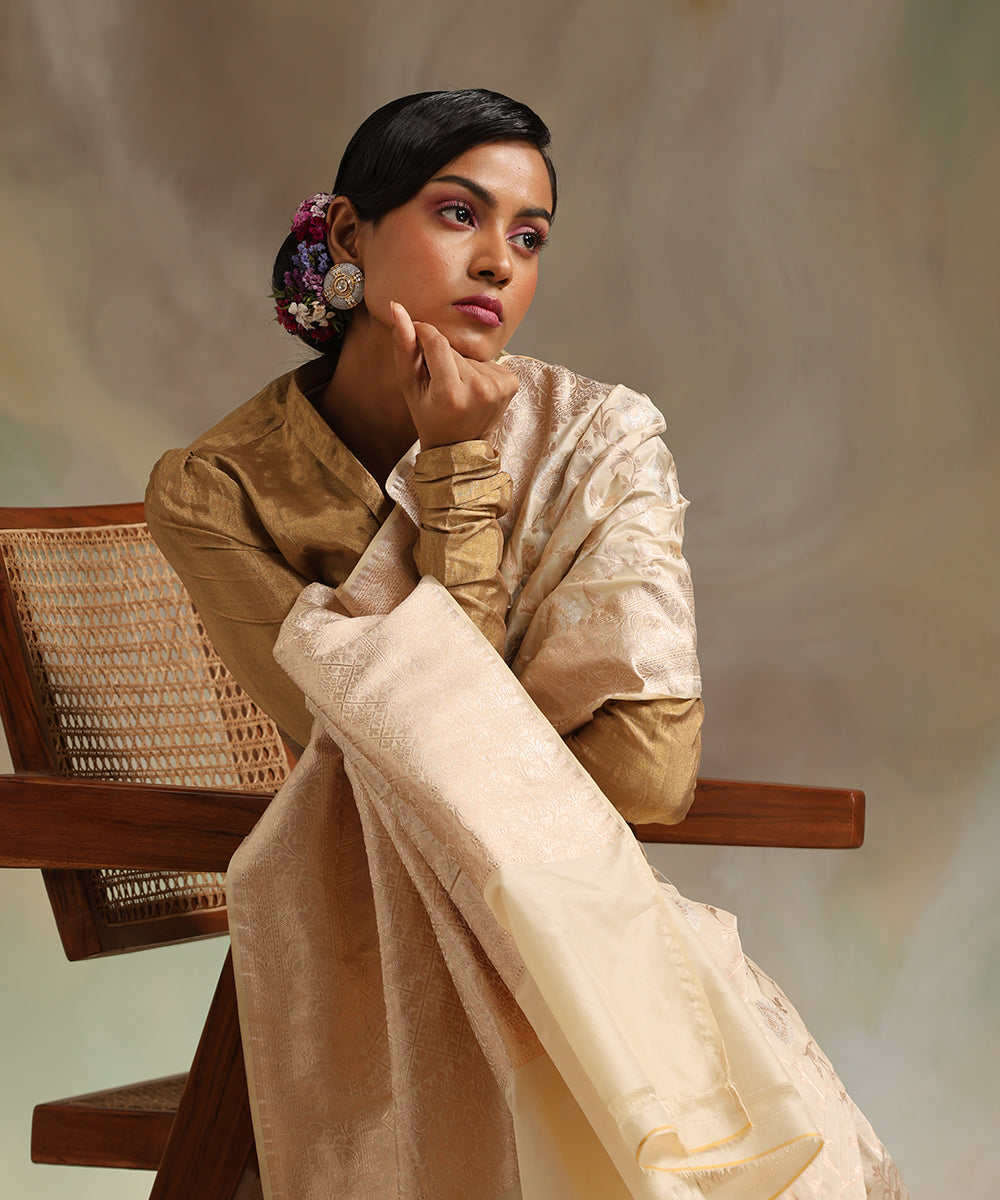 Offwhite_Handloom_Pure_Katan_Silk_Banarasi_Saree_With_All_Over_Sona_Rupa_Cutwork_Jaal_WeaverStory_01