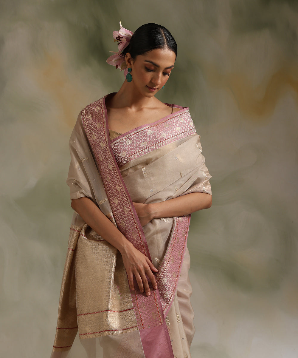 Light_Grey_Handloom_Pure_Kora_Silk_Banarasi_Saree_With_Pastel_Purple_Silk_Border_WeaverStory_01