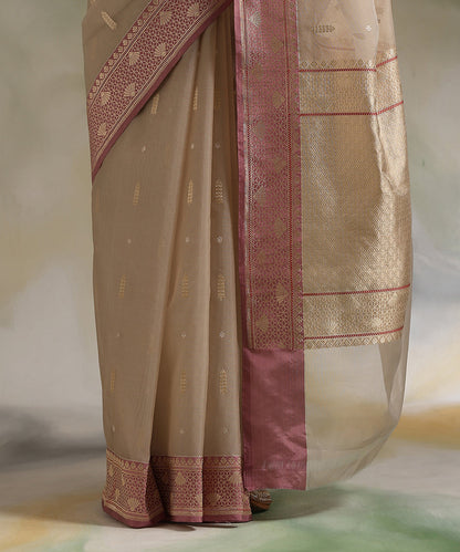 Light_Grey_Handloom_Pure_Kora_Silk_Banarasi_Saree_With_Pastel_Purple_Silk_Border_WeaverStory_04