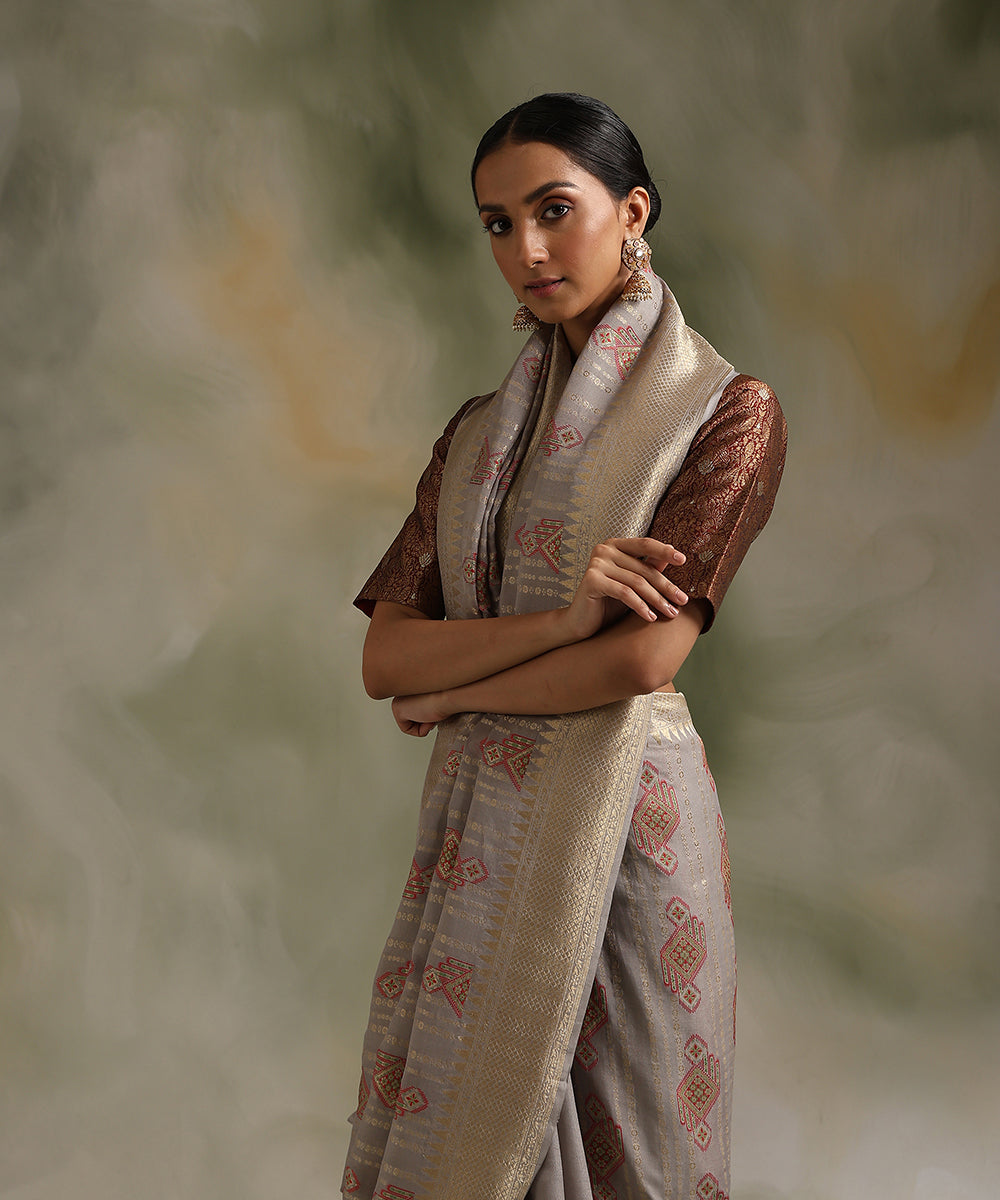 Pastel_Grey_Handloom_Pure_Georgette_Banarasi_Saree_With_Kadhwa_Border_WeaverStory_01