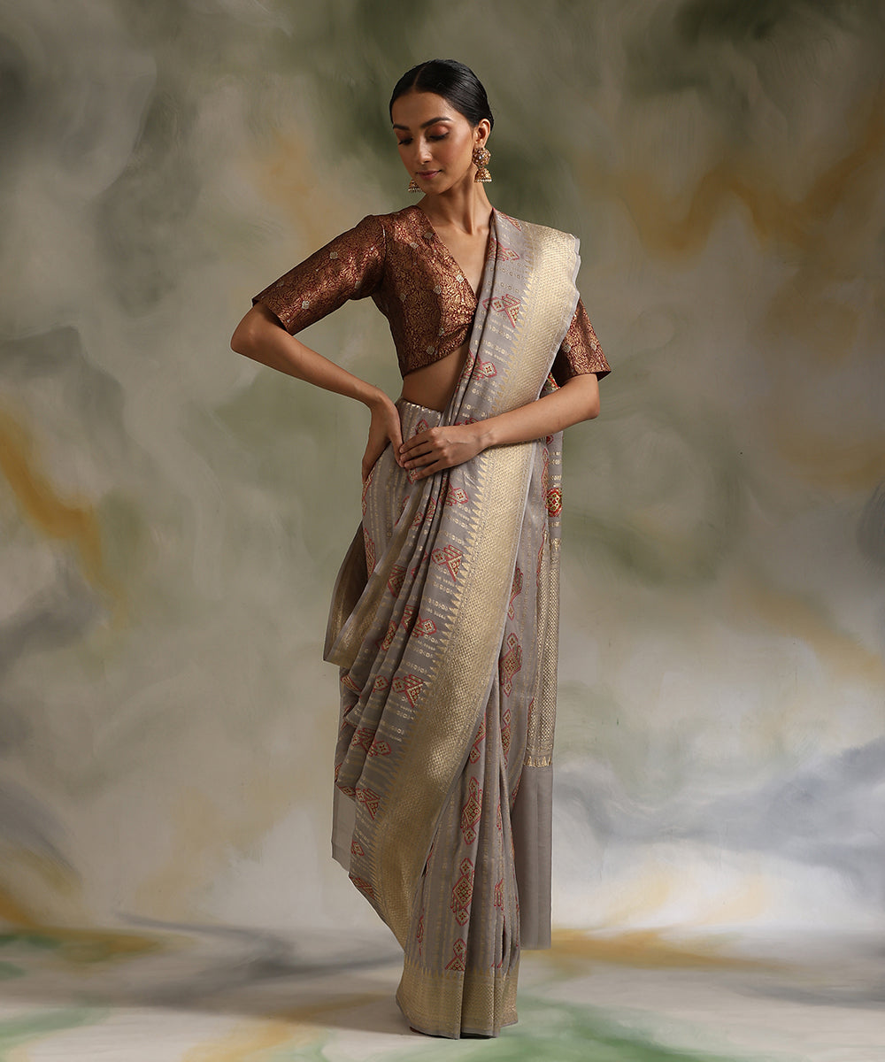 Pastel_Grey_Handloom_Pure_Georgette_Banarasi_Saree_With_Kadhwa_Border_WeaverStory_02