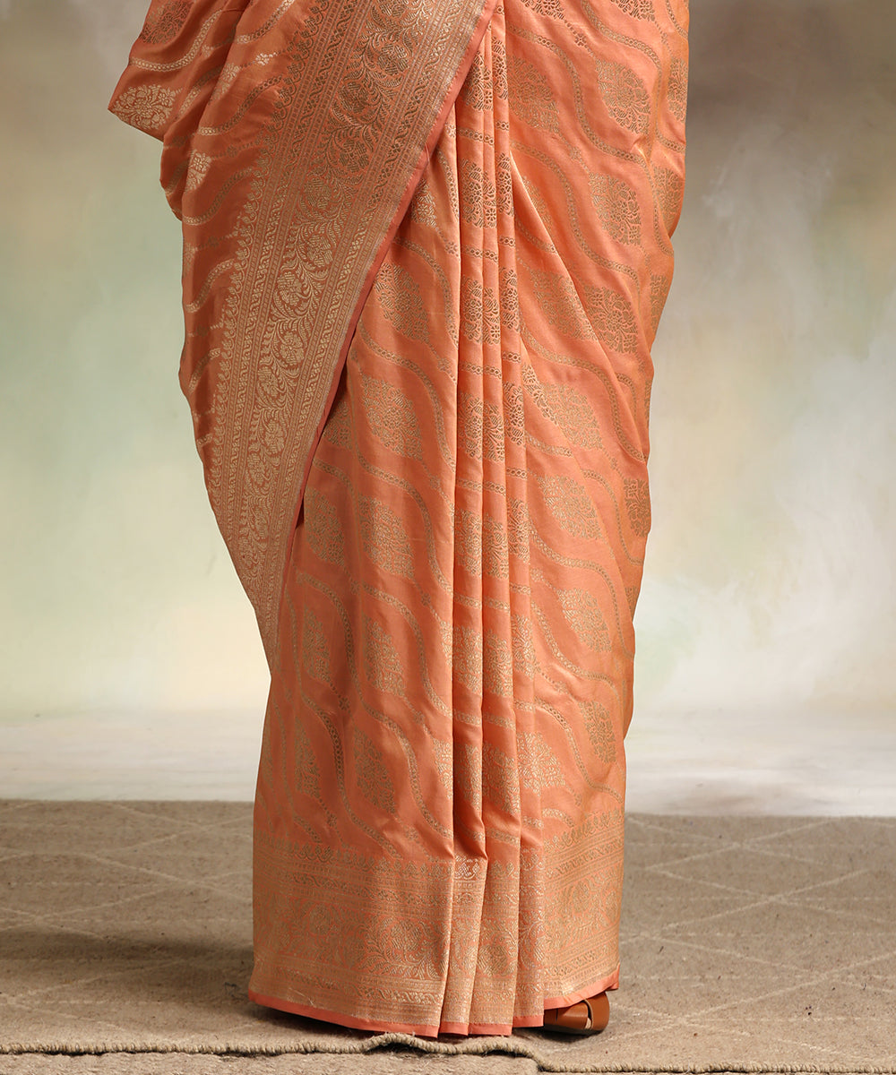 Handloom_Pastel_Peach_Double_Shade_Pure_Katan_Silk_Banarasi_Saree_With_Cutwork_Jaal_WeaverStory_04