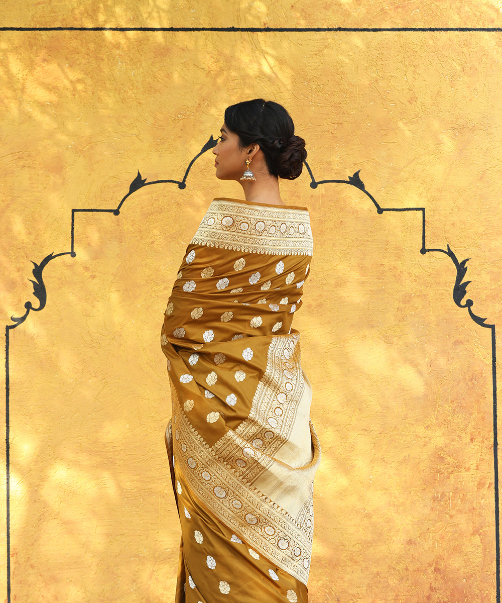 Handloom_Dijon_Mustard_Pure_Katan_Silk_Banarasi_Saree_With_Sona_Rupa_Kadhwa_Booti_Saree_WeaverStory_01