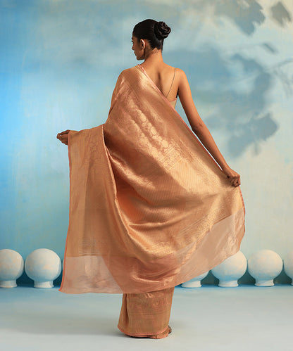 Handloom_Peach_Kimkhab_Pure_Katan_Tissue_Banarasi_Saree_With_Floral_Jaal_WeaverStory_03