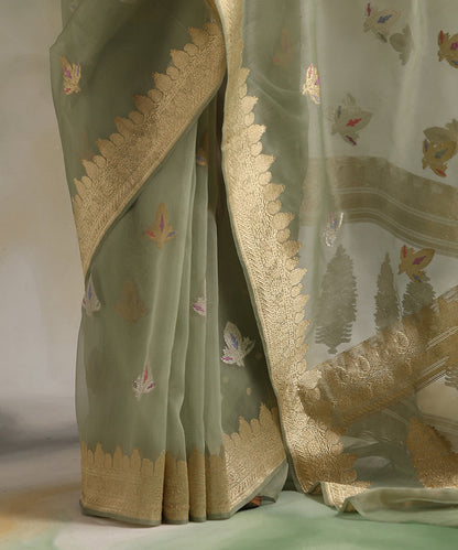 Powder_Green_Handloom_Pure_Kora_Silk_Banarasi_Saree_With_Sona_Rupa_Booti_WeaverStory_04