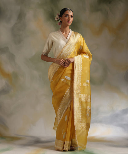 Yellow_Handloom_Pure_Kora_Silk_Banarasi_Saree_With_Sona_Rupa_Kadhwa_Booti_WeaverStory_02