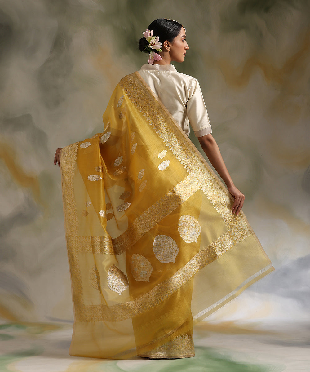 Yellow_Handloom_Pure_Kora_Silk_Banarasi_Saree_With_Sona_Rupa_Kadhwa_Booti_WeaverStory_03