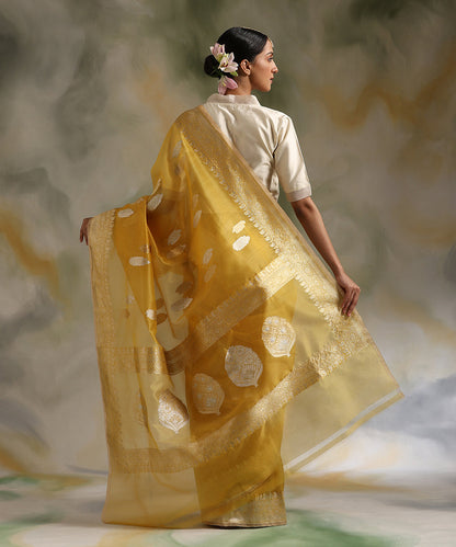 Yellow_Handloom_Pure_Kora_Silk_Banarasi_Saree_With_Sona_Rupa_Kadhwa_Booti_WeaverStory_03