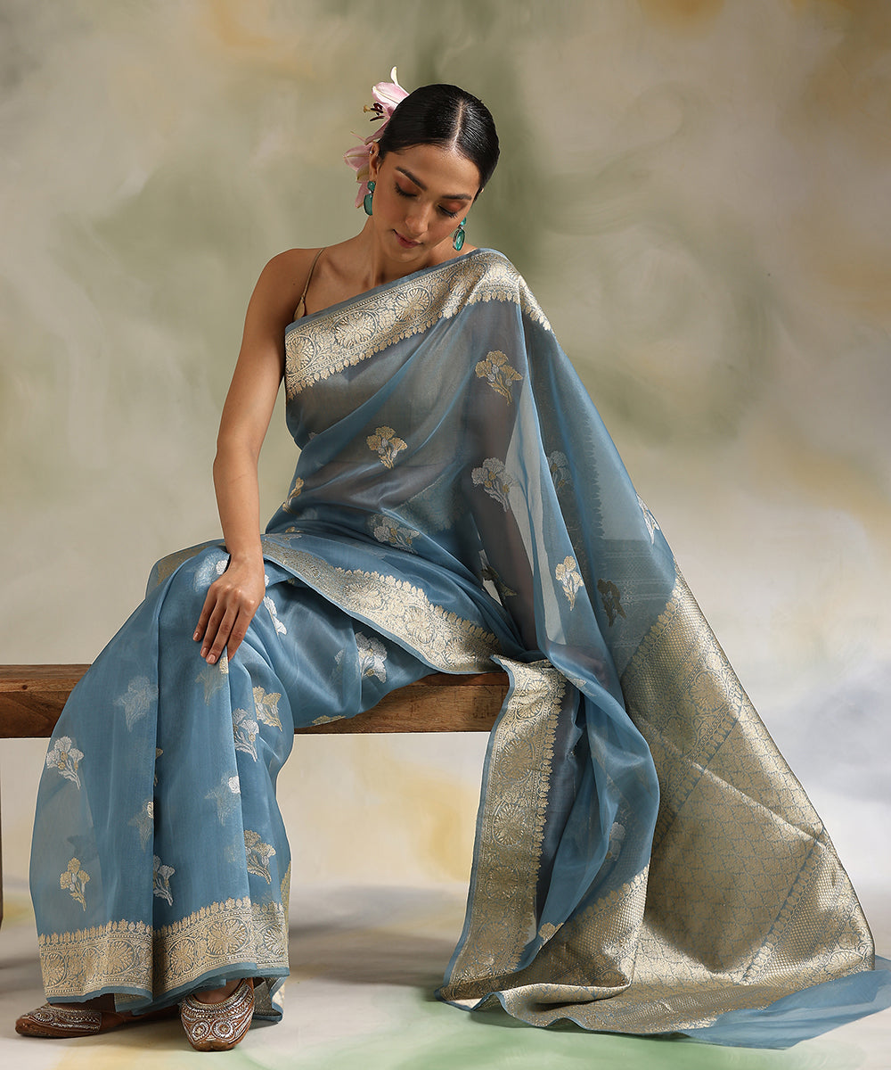 Handloom_Pastel_Blue_Pure_Kora_Silk_Banarasi_Saree_With_Hibiscus_Booti_WeaverStory_01