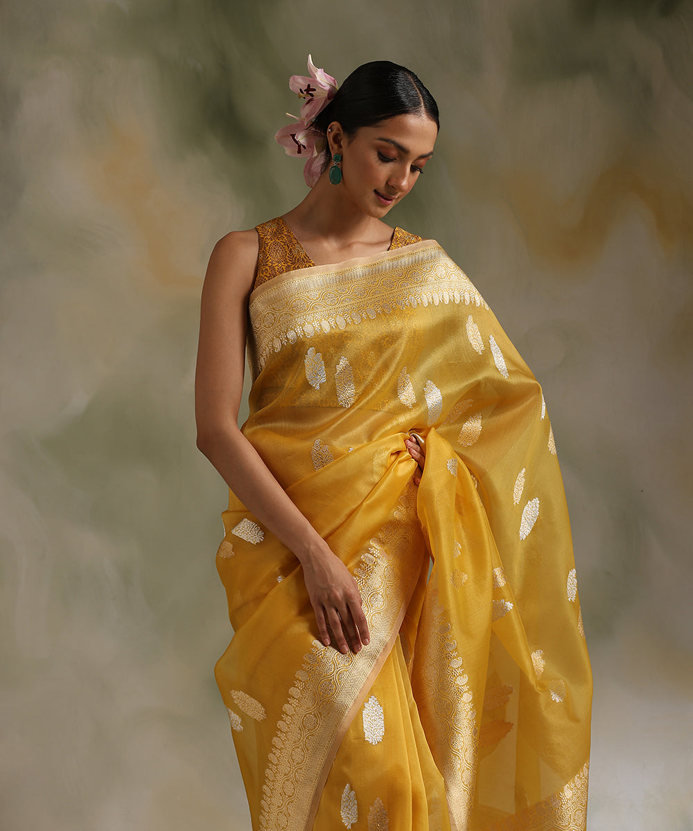 Handloom_Yellow_Pure_Kora_Silk_Banarasi_Saree_With_Sona_Rupa_Kadhwa_Booti_WeaverStory_01