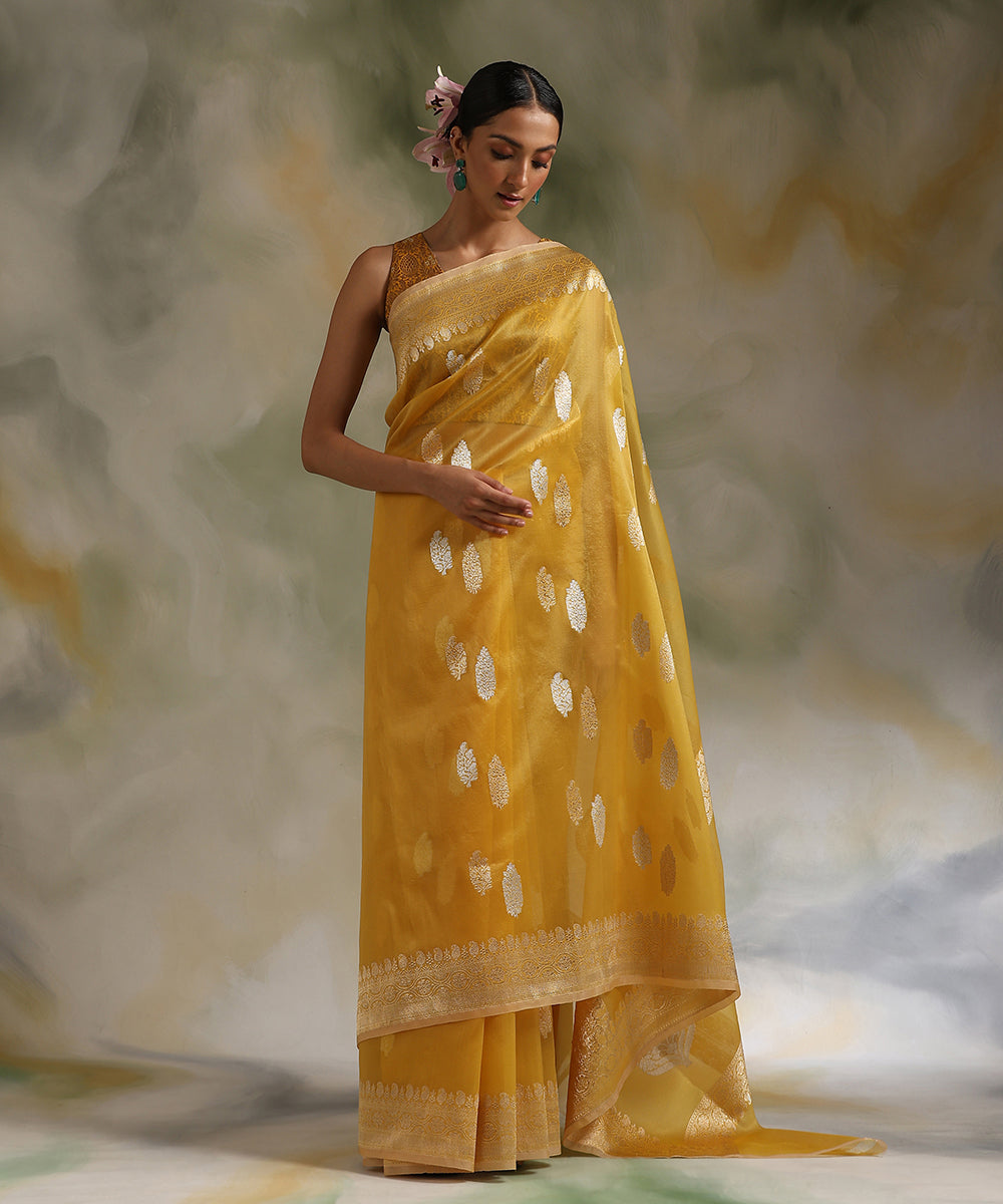 Handloom_Yellow_Pure_Kora_Silk_Banarasi_Saree_With_Sona_Rupa_Kadhwa_Booti_WeaverStory_02