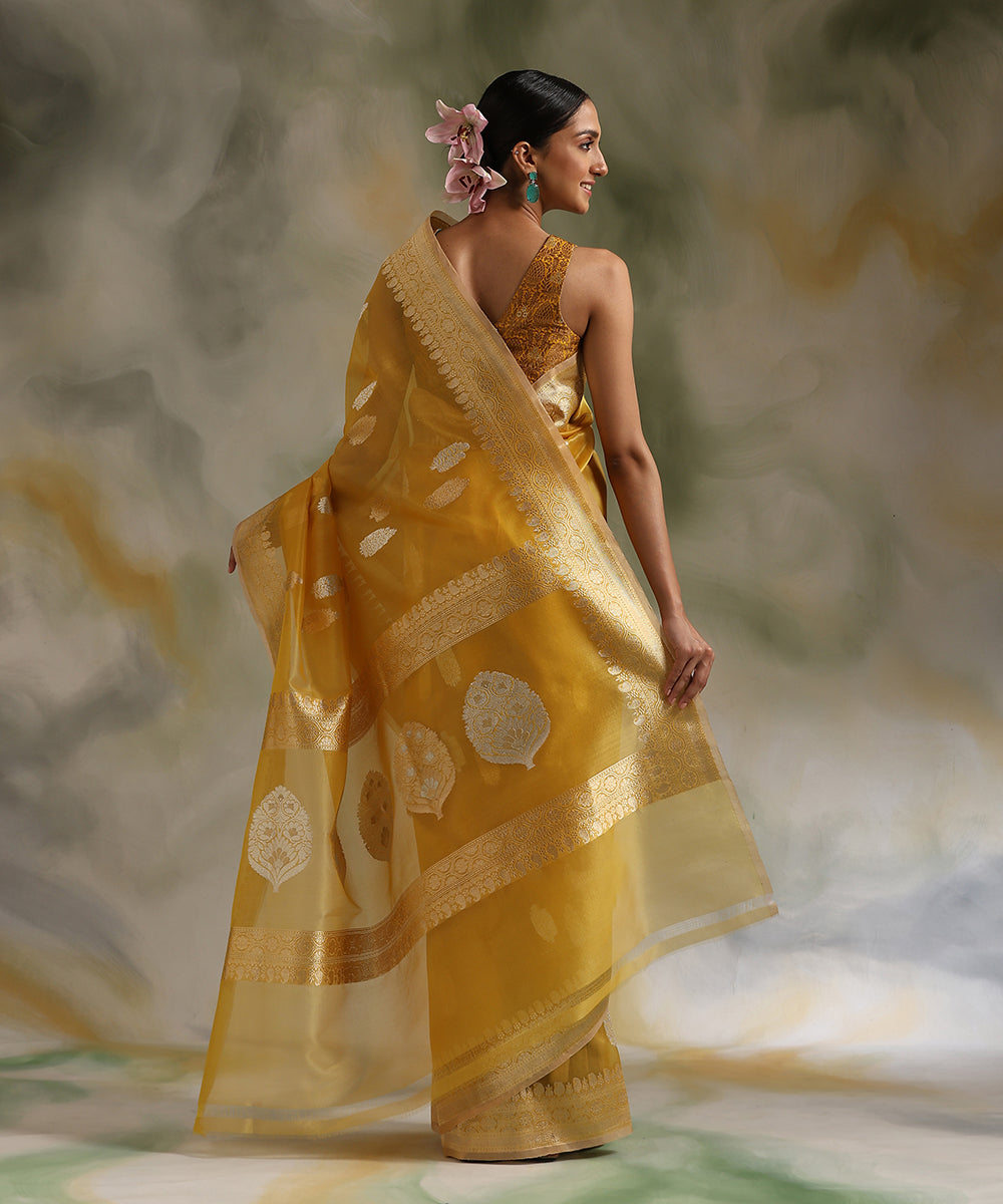 Handloom_Yellow_Pure_Kora_Silk_Banarasi_Saree_With_Sona_Rupa_Kadhwa_Booti_WeaverStory_03