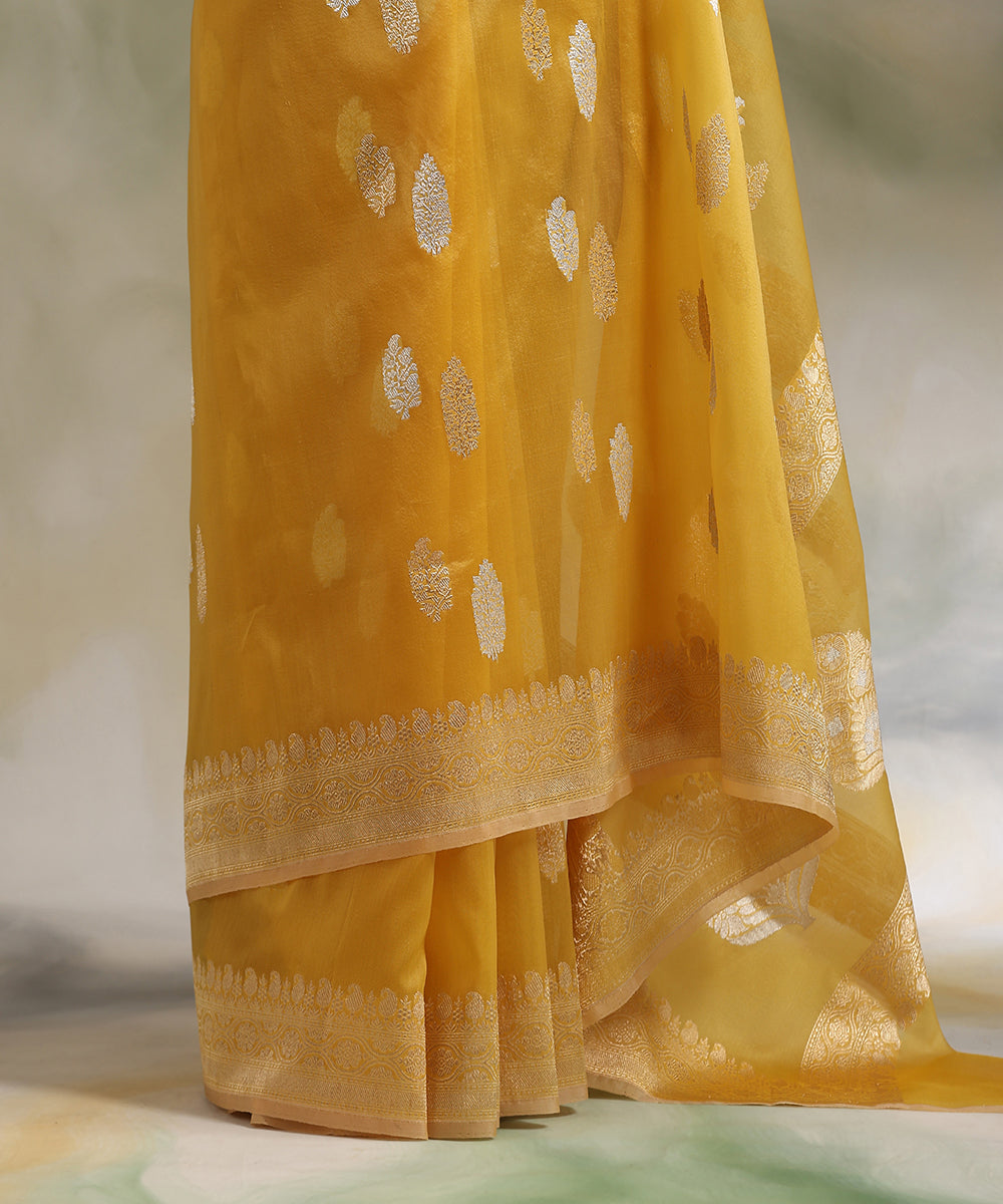 Handloom_Yellow_Pure_Kora_Silk_Banarasi_Saree_With_Sona_Rupa_Kadhwa_Booti_WeaverStory_04