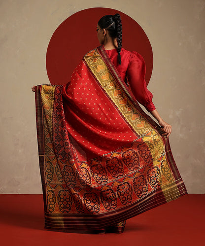 Handloom_Maroon_And_Red_Pure_Mulberry_Silk_Ikat_Patola_Saree_WeaverStory_03