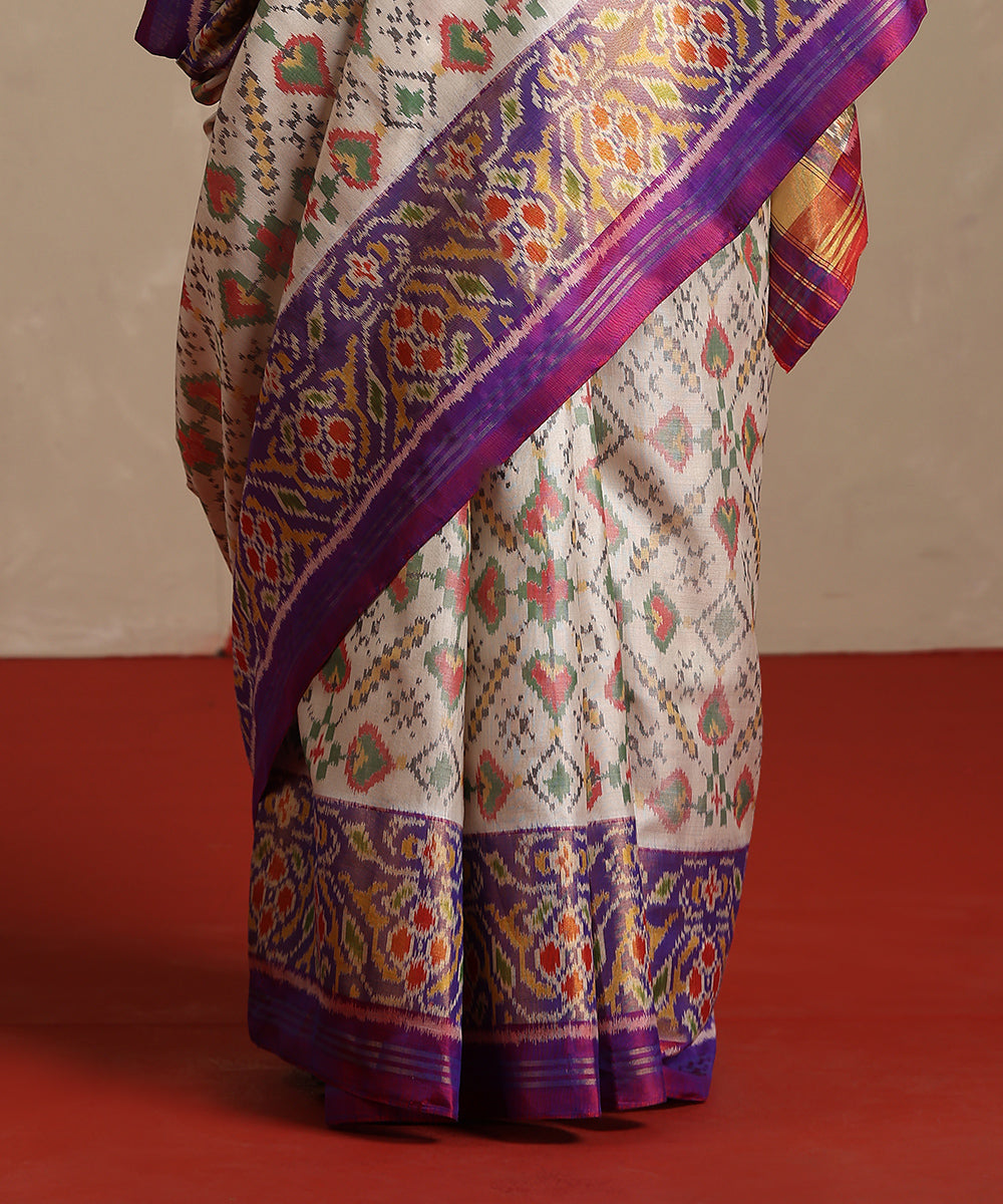 Handloom_Offwhite_And_Purple_Double_Shade_Pure_Mulberry_Silk_Ikat_Patola_Saree_WeaverStory_04