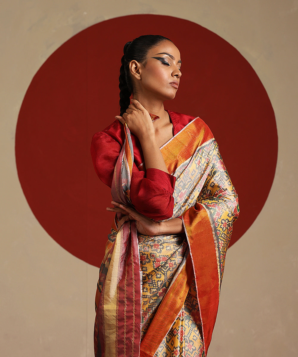 Offwhite_Double_Shade_Handloom_Pure_Mulberry_Silk_Ikat_Patola_Saree_With_Tissue_Border_WeaverStory_01