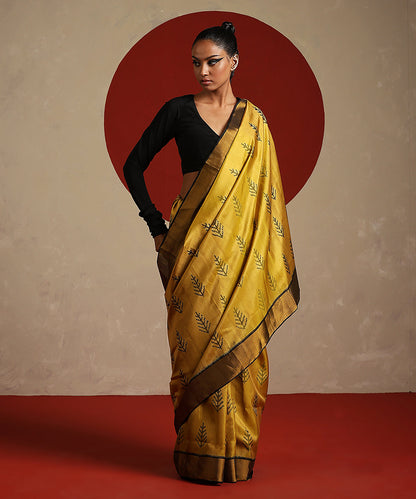 Handloom_Black_And_Gold_Pure_Mulberry_Silk_Ikat_Patola_Saree_With_Tissue_Border_WeaverStory_02