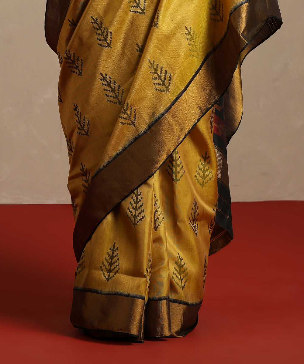 Handloom_Black_And_Gold_Pure_Mulberry_Silk_Ikat_Patola_Saree_With_Tissue_Border_WeaverStory_04