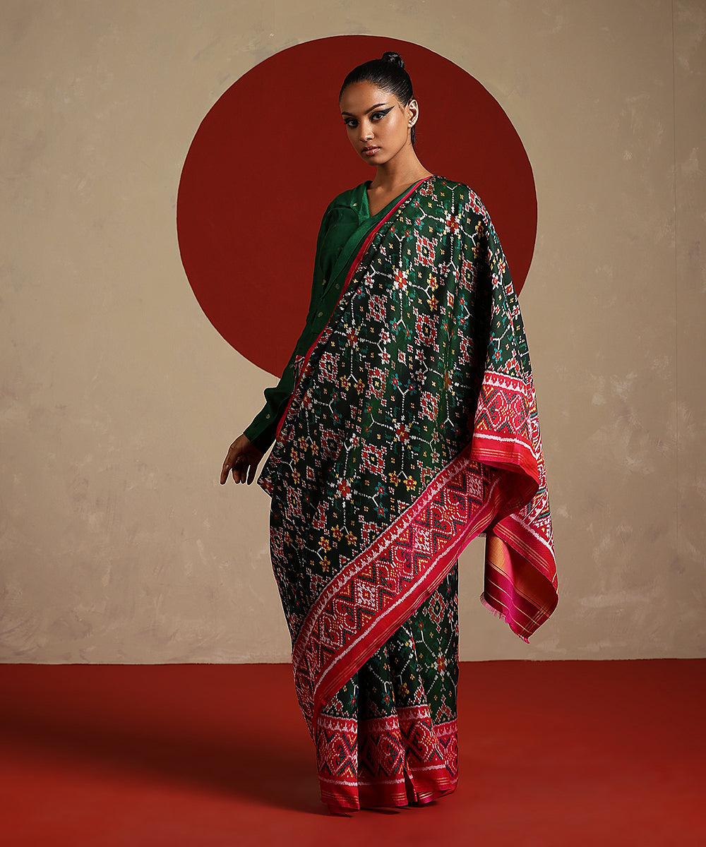 Handloom_Green_And_Hot_Pink_Pure_Mulberry_Silk_Ikat_Patola_Saree_WeaverStory_02