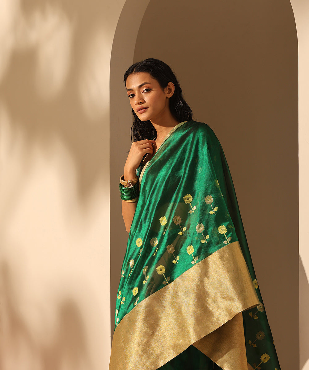 Dark_Green_Handloom_Pure_Chanderi_Silk_Saree_With_Flower_And_Two_Leafs_Motif_WeaverStory_01