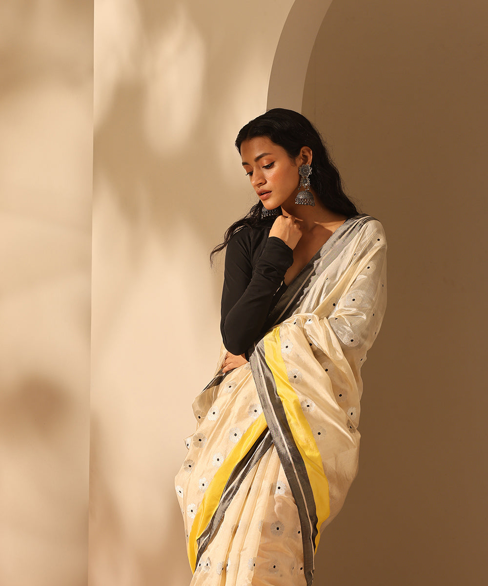 Handloom_Peach_Pure_Chanderi_Silk_Saree_With_All_Over_Clover_Kadhwa_Booti_And_Mashru_Border_WeaverStory_01