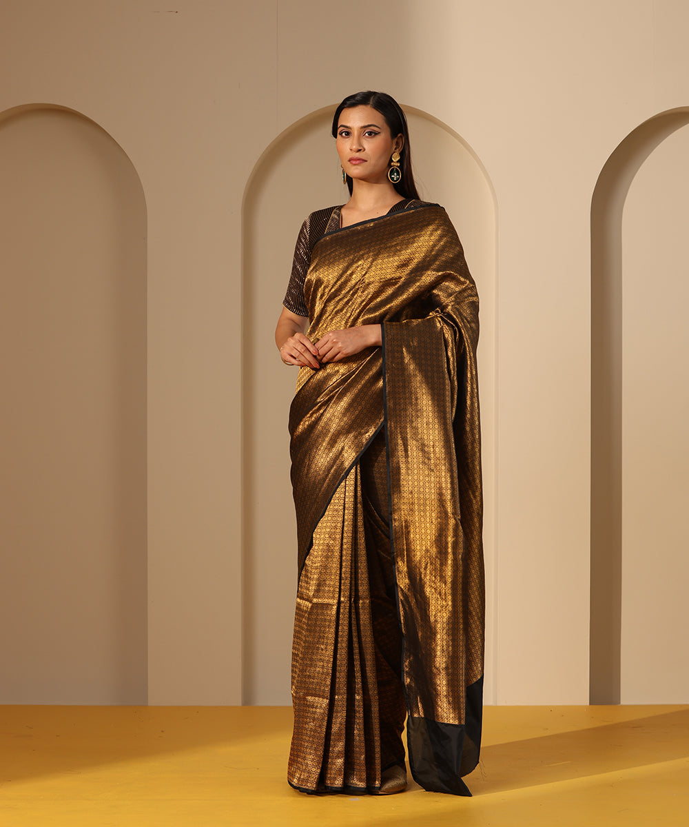 Black_And_Gold_Handloom_Pure_Tissue_Silk_Kimkhab_Banarasi_Saree_With_Floral_Motifs_WeaverStory_02