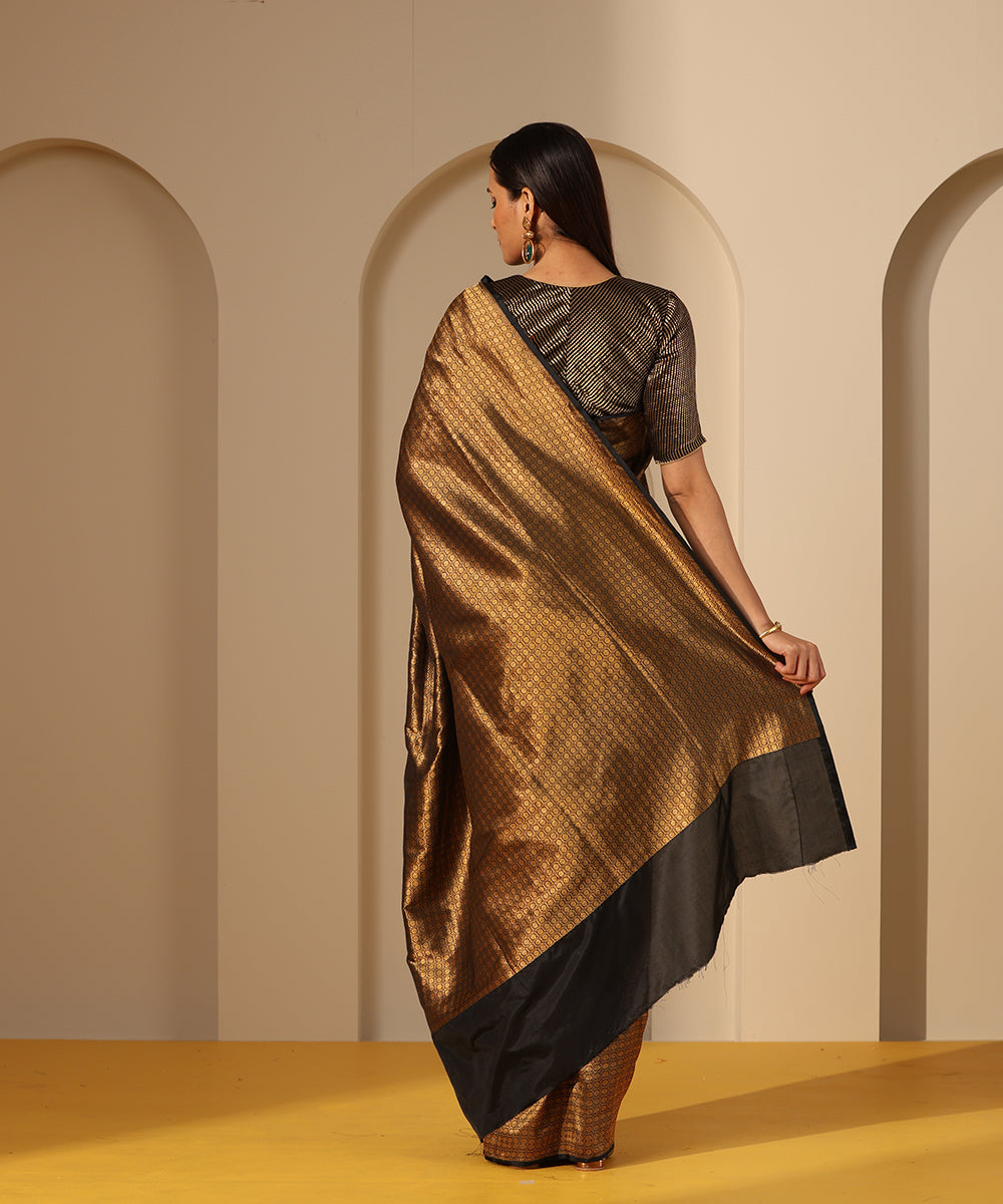 Black_And_Gold_Handloom_Pure_Tissue_Silk_Kimkhab_Banarasi_Saree_With_Floral_Motifs_WeaverStory_03