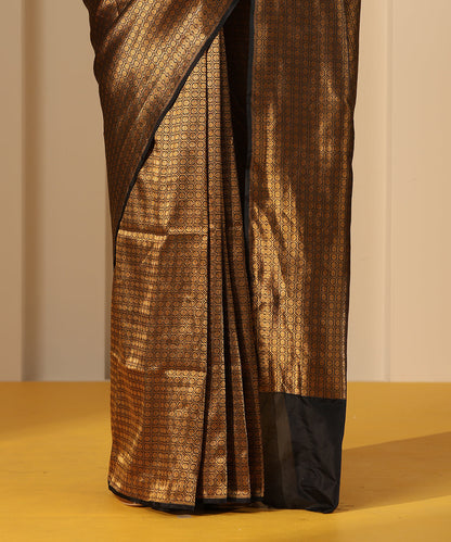 Black_And_Gold_Handloom_Pure_Tissue_Silk_Kimkhab_Banarasi_Saree_With_Floral_Motifs_WeaverStory_04