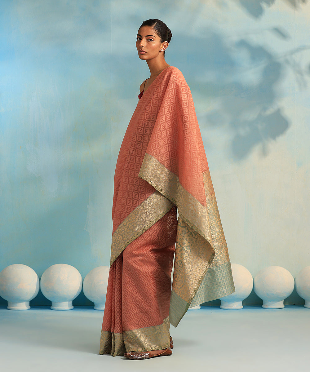 Salmon_Pink_Handloom_Pure_Kora_Tissue_Banarasi_Saree_With_All_Over_Thread_Work_WeaverStory_02