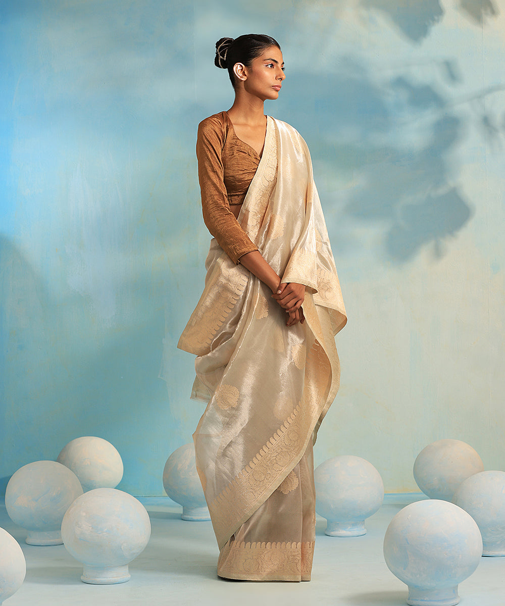 Grey_And_Beige_Handloom_Pure_Kora_Silk_Banarasi_Saree_With_Booti_WeaverStory_02