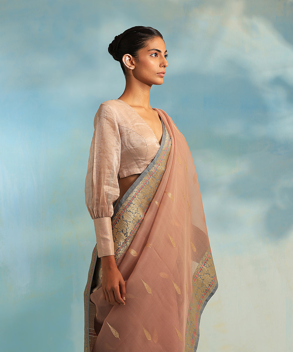 Handloom_Dusty_Pink_Pure_Kora_Silk_Banarasi_Saree_With_Booti_And_Grey_Border_WeaverStory_01