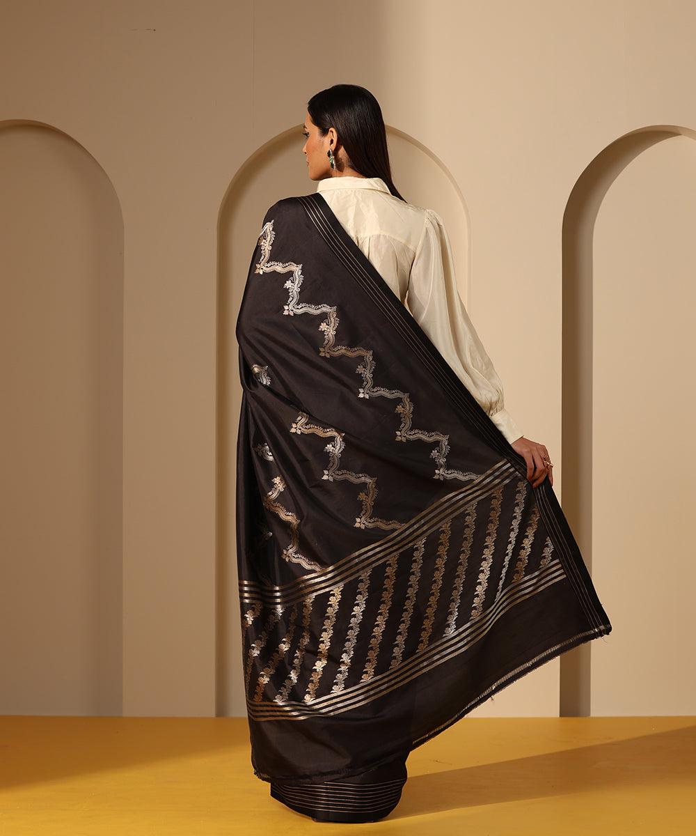 Black_Handloom_Pure_Katan_Silk_Banarasi_Saree_With_Kadhwa_Chevron_Border_WeaverStory_03