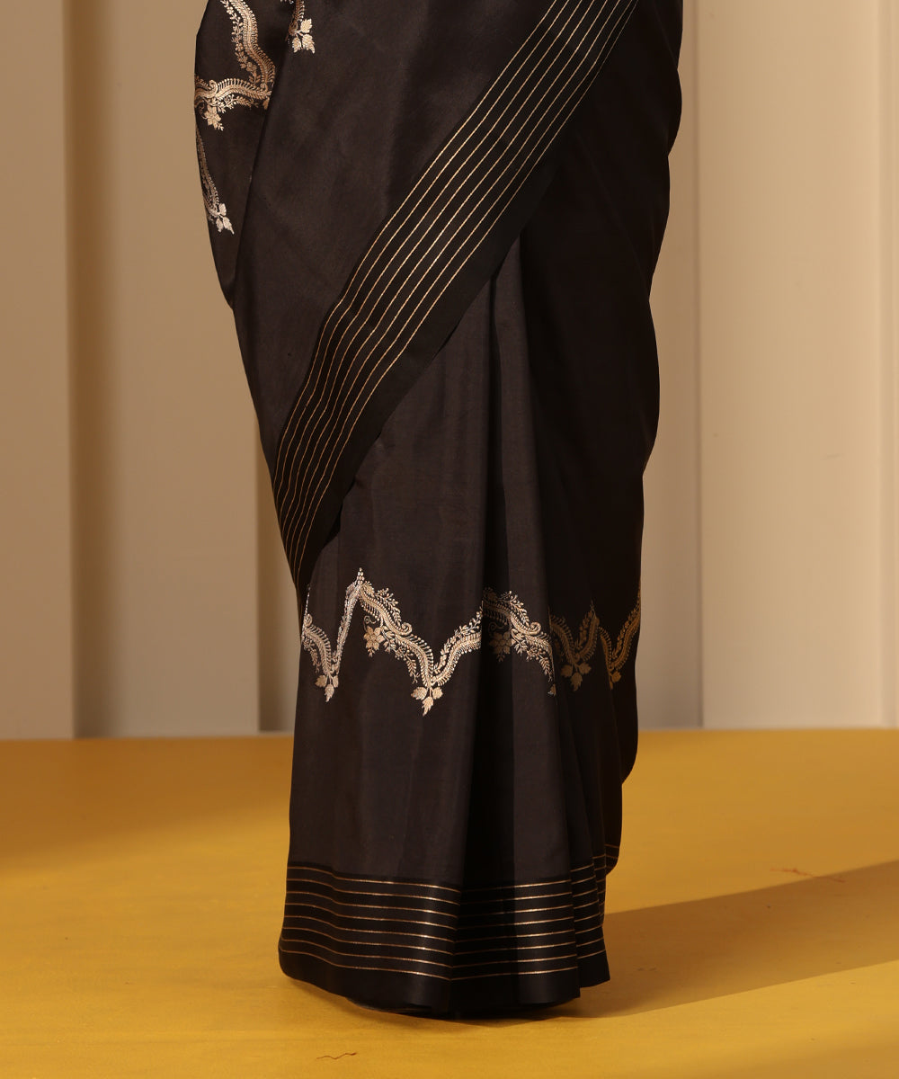 Black_Handloom_Pure_Katan_Silk_Banarasi_Saree_With_Kadhwa_Chevron_Border_WeaverStory_04