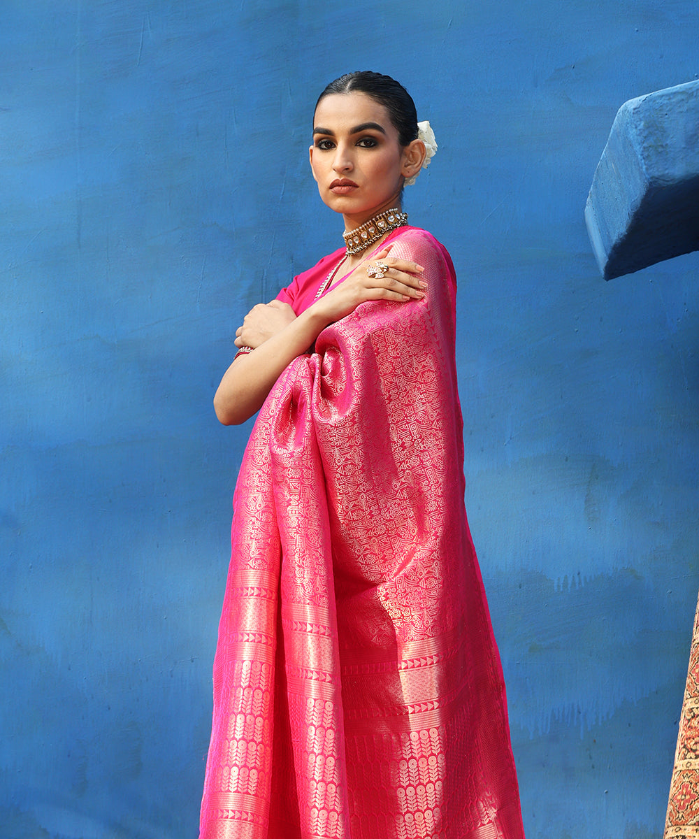 Magenta_Handloom_Pure_Katan_Silk_Kimkhab_Banarasi_Saree_With_Antique_Gold_Zari_WeaverStory_01