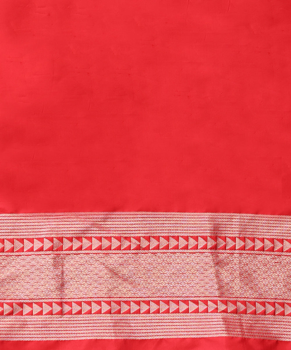 Red_Handloom_Pure_Katan_Silk_Kimkhab_Banarasi_Saree_With_Antique_Gold_Zari_WeaverStory_05