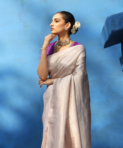 Soft_Lilac_Handloom_Pure_Katan_Silk_Kimkhab_Banarasi_Saree_With_Champagne_Gold_Zari_WeaverStory_01