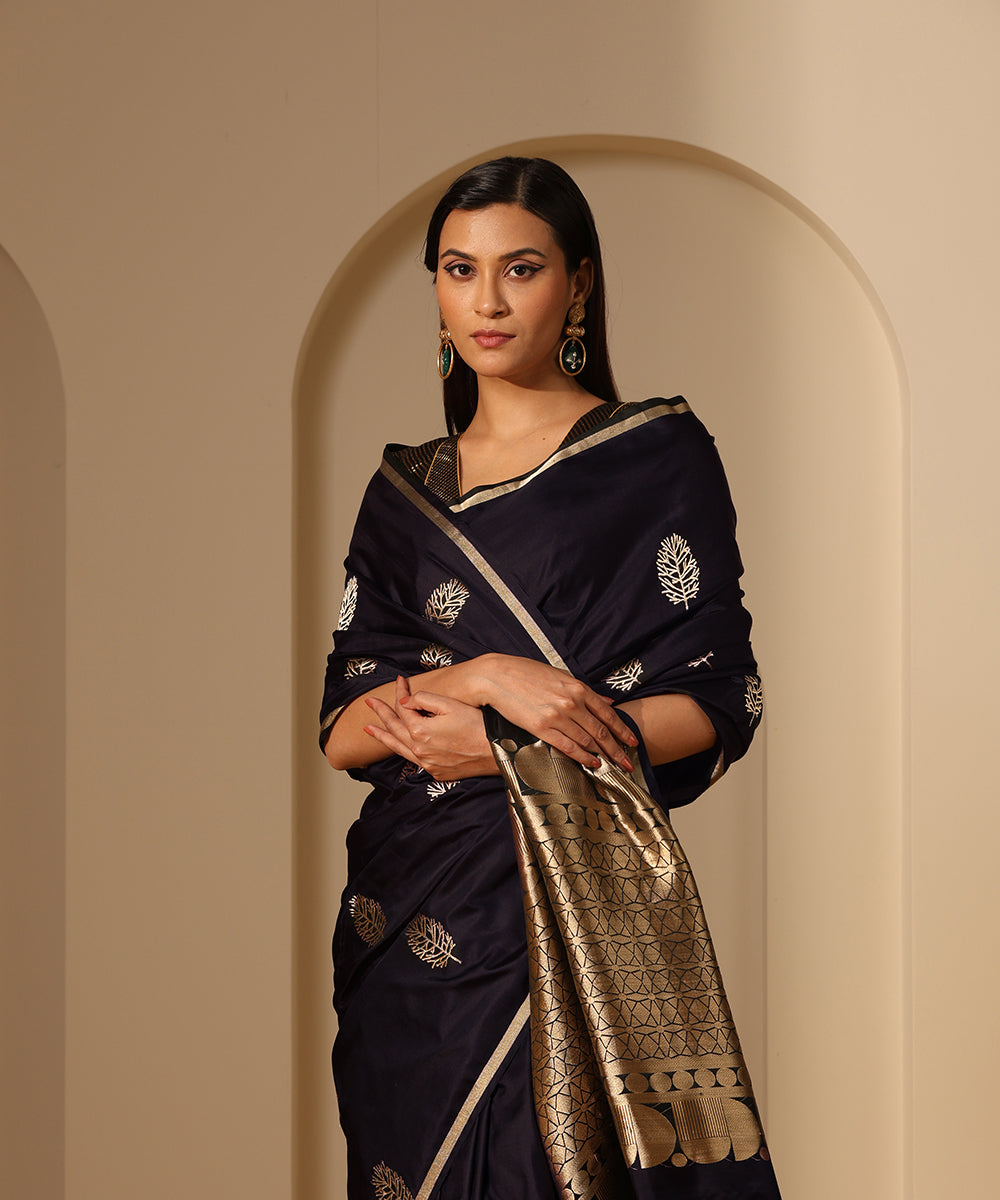 Handloom_Purple_And_Black_Dual_Tone_Satin_Silk_Banarasi_Saree_With_Kadhwa_Boota_WeaverStory_01